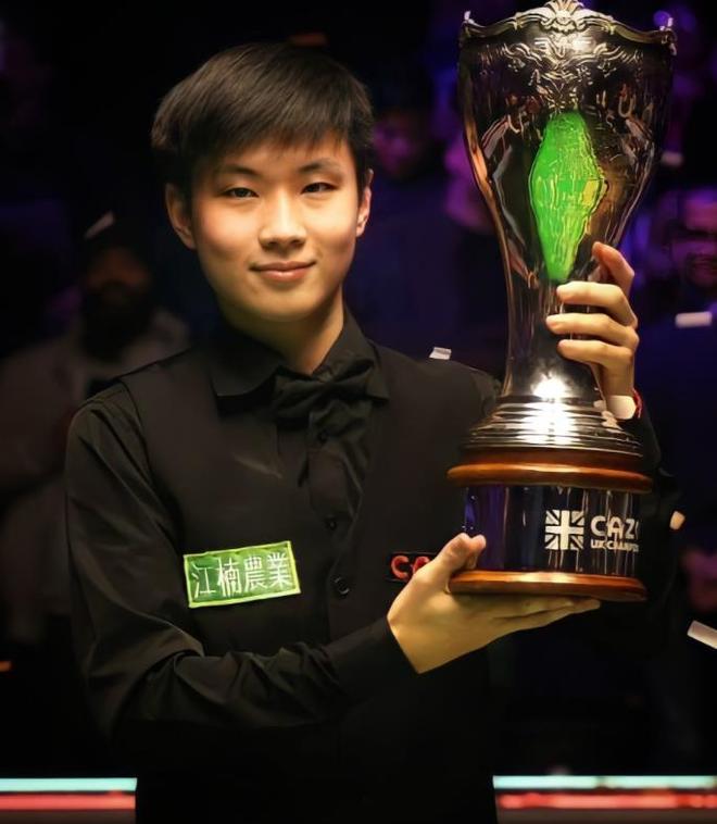 “穿衣服的女神” – 世界上最性感的排球明星凯拉·西蒙斯（Kayla Simmons）在Instagram上分享了自己的透明服装时，可能会出现衣柜故障.